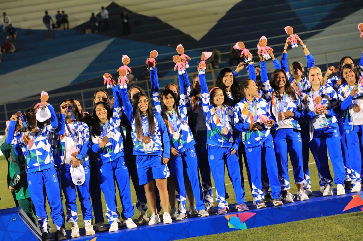 seleccion-femenina-de-futbol-de-el-salvador-obtiene-medalla-de-bronce